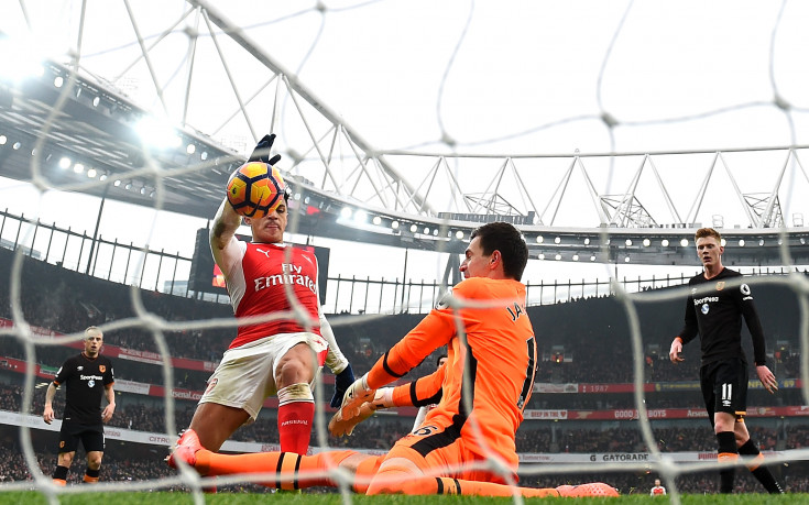 Реферът се извинил на Хъл за гола с ръка на Санчес