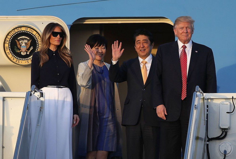 Американският президент Доналд Тръмп, японският премиер Шиндзо Абе и техните съпруги
