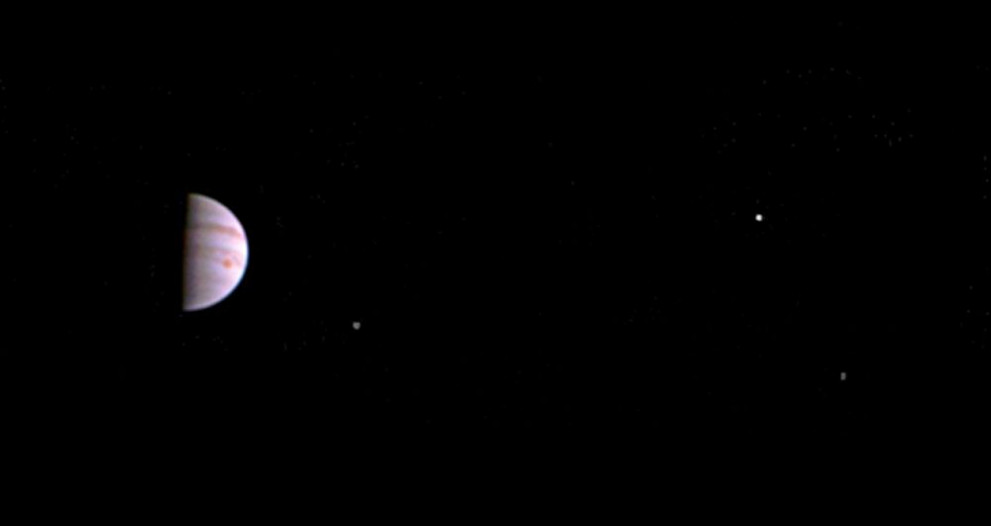 Снимка на Юпитер от камерите на "Юнона" от юли миналата година