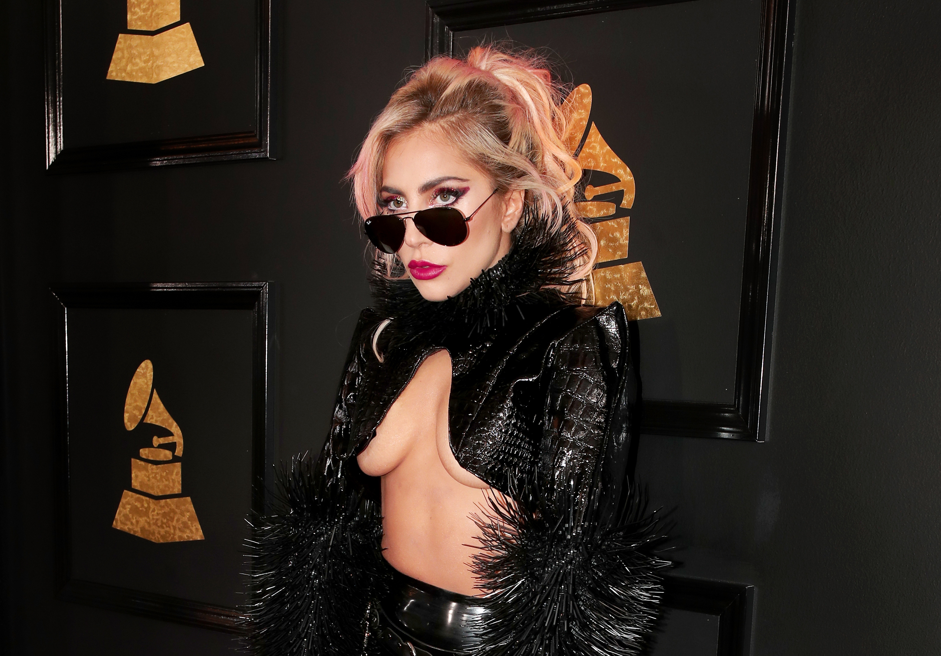 Поп звездата Лейди Гага се появи със скандално изрязано черно яке от винил, къси панталони с вериги и ботуши до бедрото.