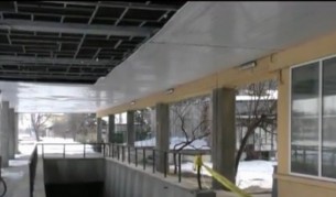 Срути се част от окачения таван на гарата в Търговище