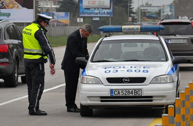 През 2014 г. Атанас Кузев отнесе глоба по време на полицейската операция, след беше засечен да шофира джипа си (на заден план) по бул. „Княз Борис I” във Варна с 26 км/ч над ограничението