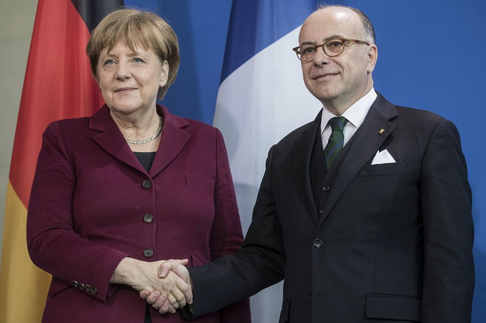 Германският канцлер Ангела Меркел и френският премиер Бернар Казньов
 