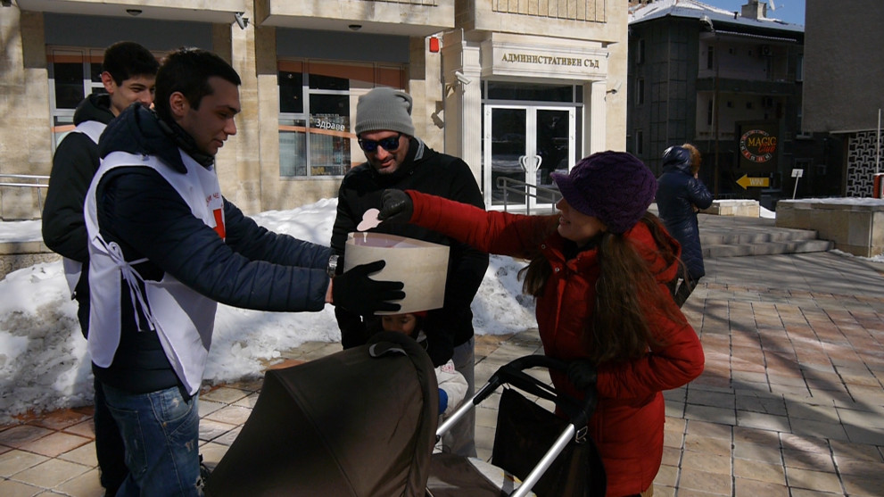 Валентинки и брошури със съвети за безопасен секс раздаваха доброволците на МБЧК-Шумен