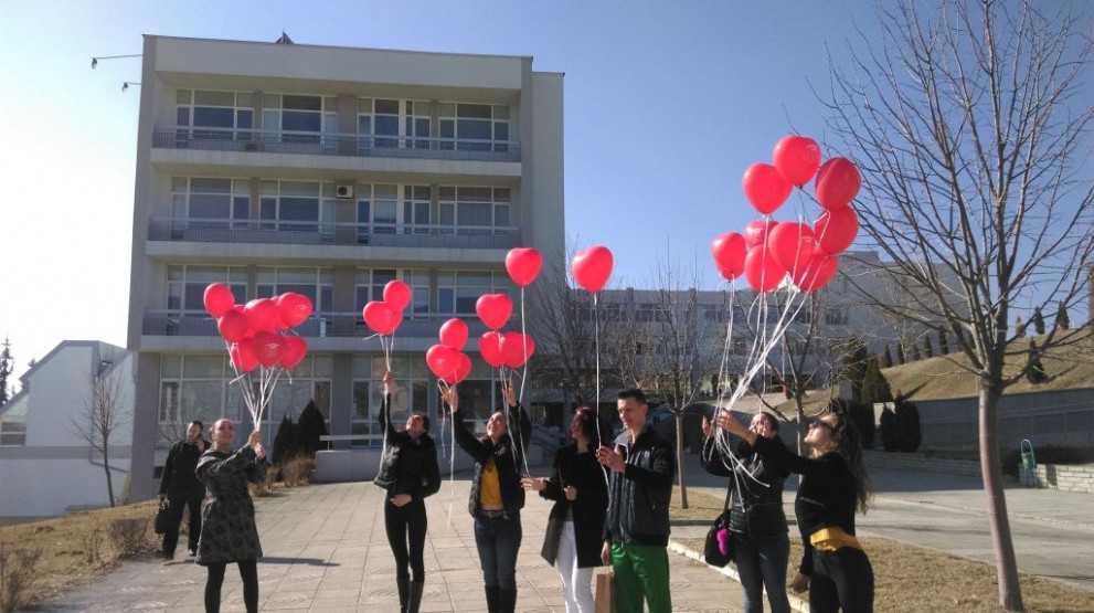 Студенти отбелязаха Деня на любовта
