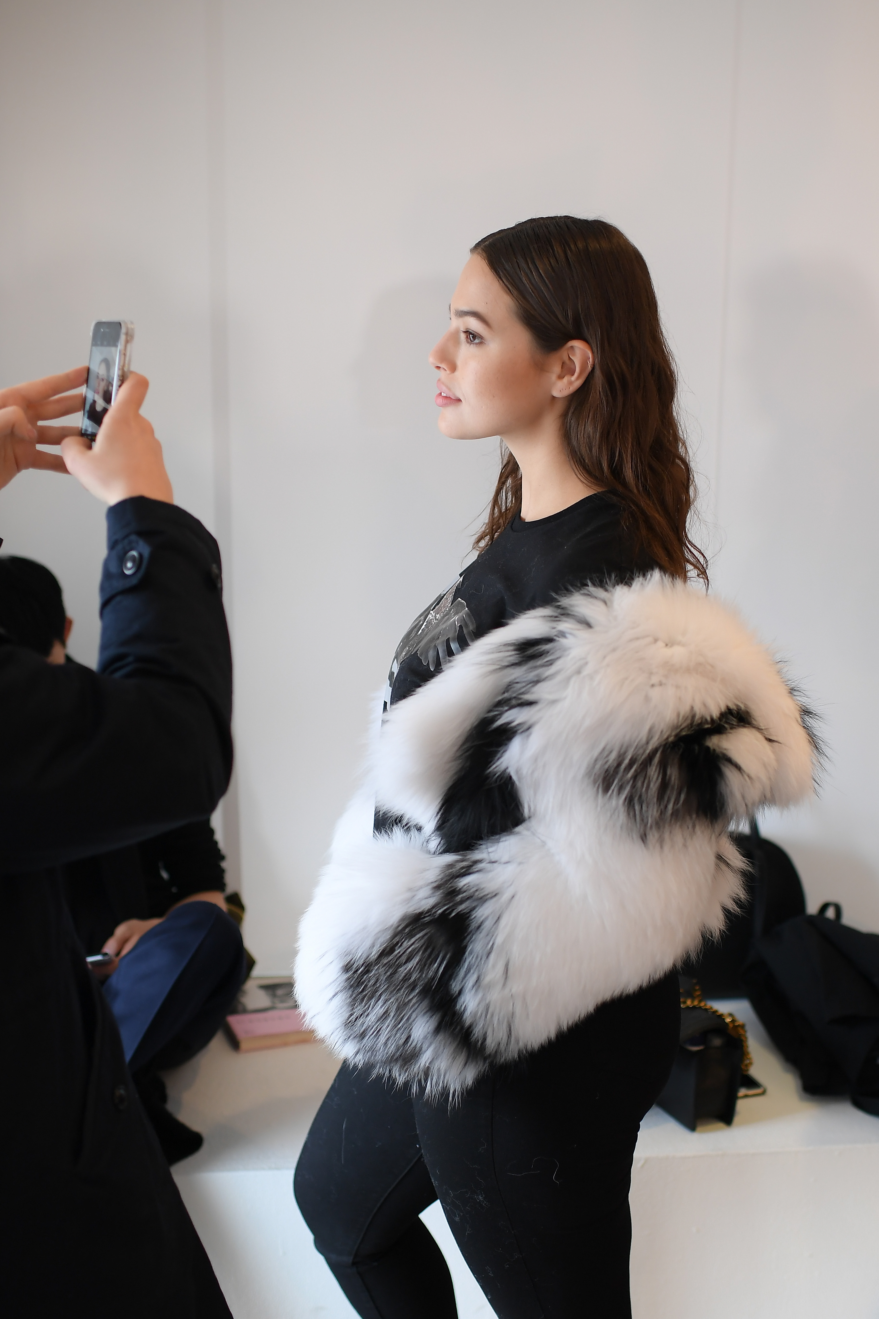 За представянето на колекцията си есен-зима на Седмицата на модата в Ню Йорк дизайнерът Майкъл Корс нае plus-size модела Ашли Греъм, която носи дрехи 54 размер. Тя се появи с черна рокля с цепка до коляното, допълнена с широк черен колан. Пищната манекенка има повече от 3 милиона последователи в социалната мрежа Instagram.