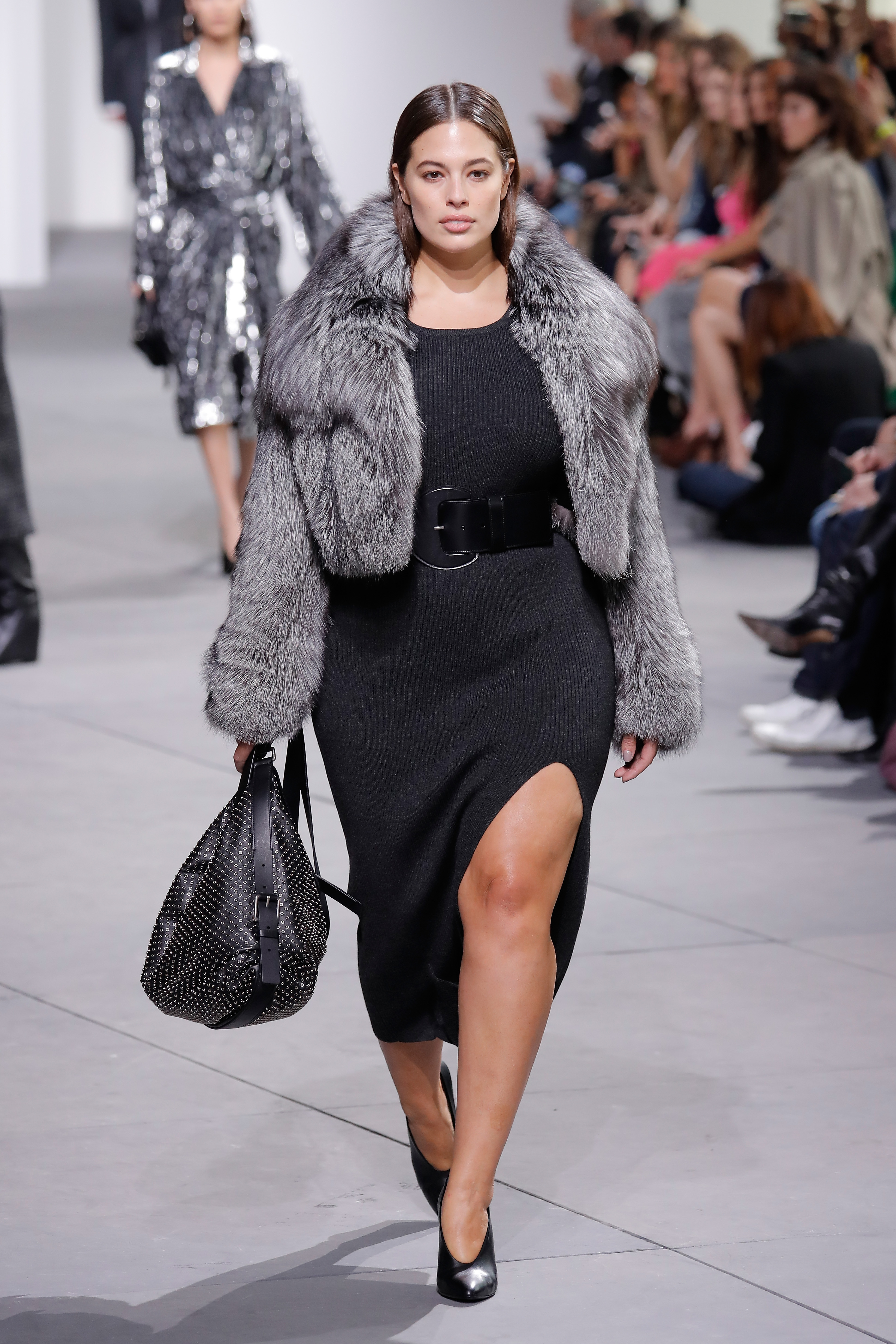 За представянето на колекцията си есен-зима на Седмицата на модата в Ню Йорк дизайнерът Майкъл Корс нае plus-size модела Ашли Греъм, която носи дрехи 54 размер. Тя се появи с черна рокля с цепка до коляното, допълнена с широк черен колан. Пищната манекенка има повече от 3 милиона последователи в социалната мрежа Instagram.