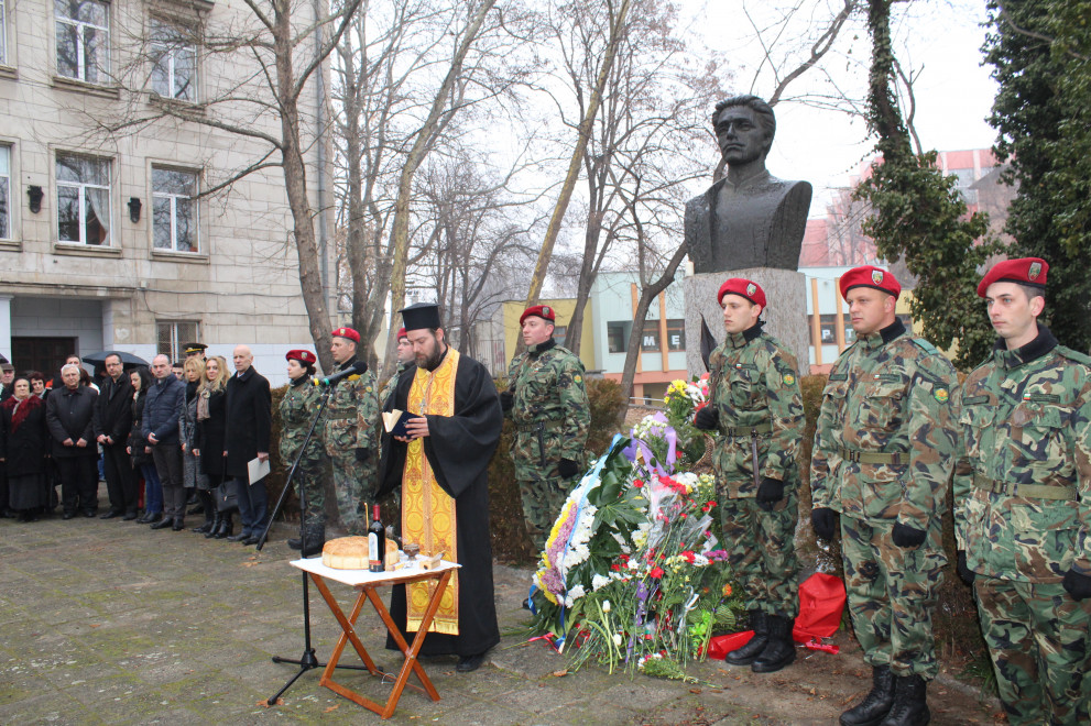 Пред паметника на Левски в Хасково