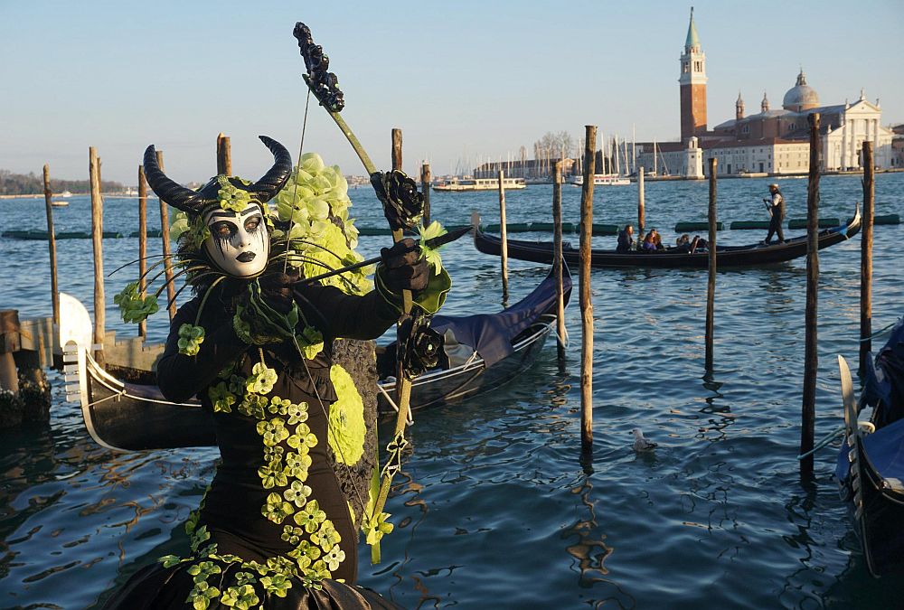 "Ангелският полет" на карнавала във Венеция