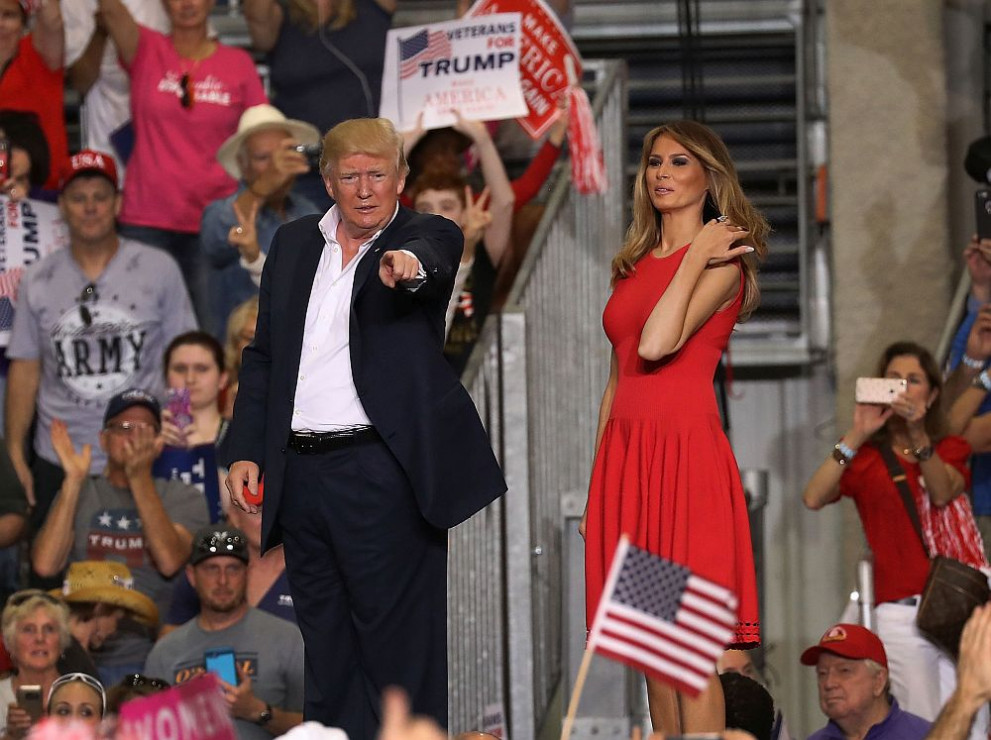 Доналд Тръмп и съпругата му Мелания на митинг във Флорида