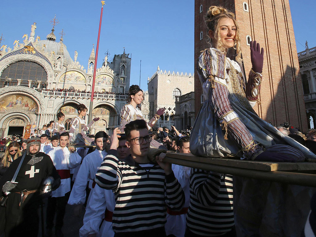 Исторически сведения за венецианския карнавал има още от 1094 г., когато на власт е бил дожа Витале Фалиер. Официално този празник се институционализира през 1296 г. В декрет на Сената на Република Венеция се съобщава, че от последния ден преди Великите пости започва карнавалът