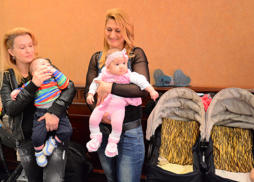 32-годишната Наталия Маринова (вдясно) успява да роди миналия юли, след 8 години борба за бебе. Съдбата  я дарява с близнаци – Зорница и Дарин