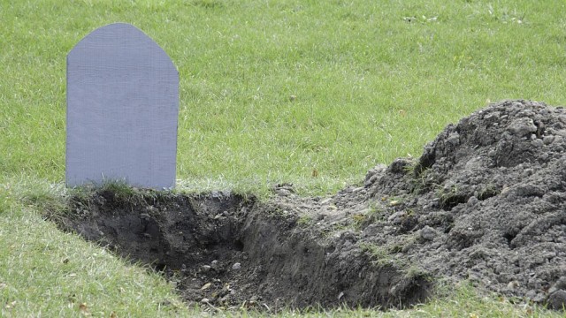 Студенти преборват стреса с лежане в гроб (СНИМКИ/ВИДЕО)