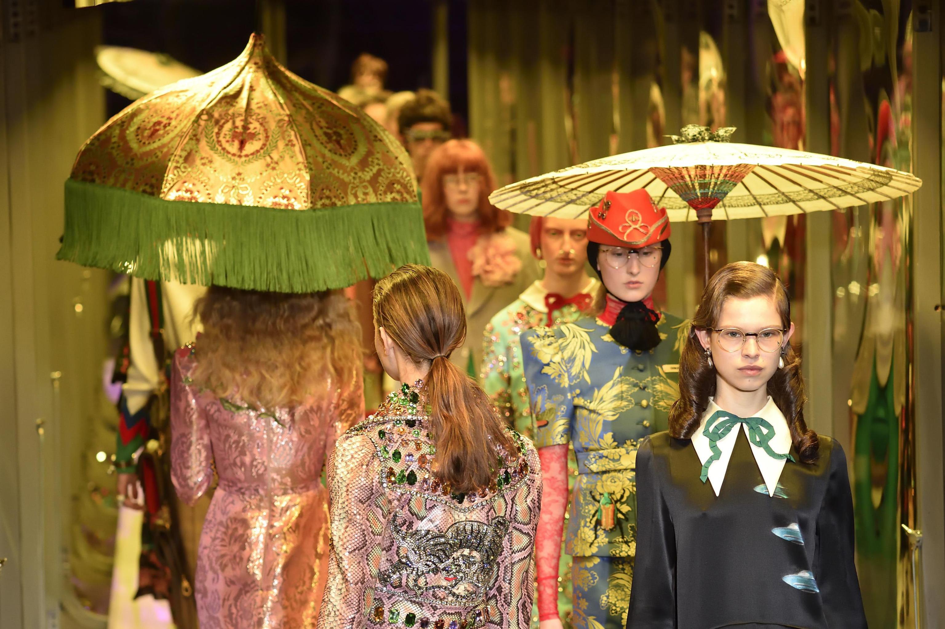 Тоалетите от Алесандро Микеле, творчески директор на Gucci от януари 2015 г., са вдъхновени от "градината на алхимик, магическо място . . . където очевидните противоречия живеят заедно".