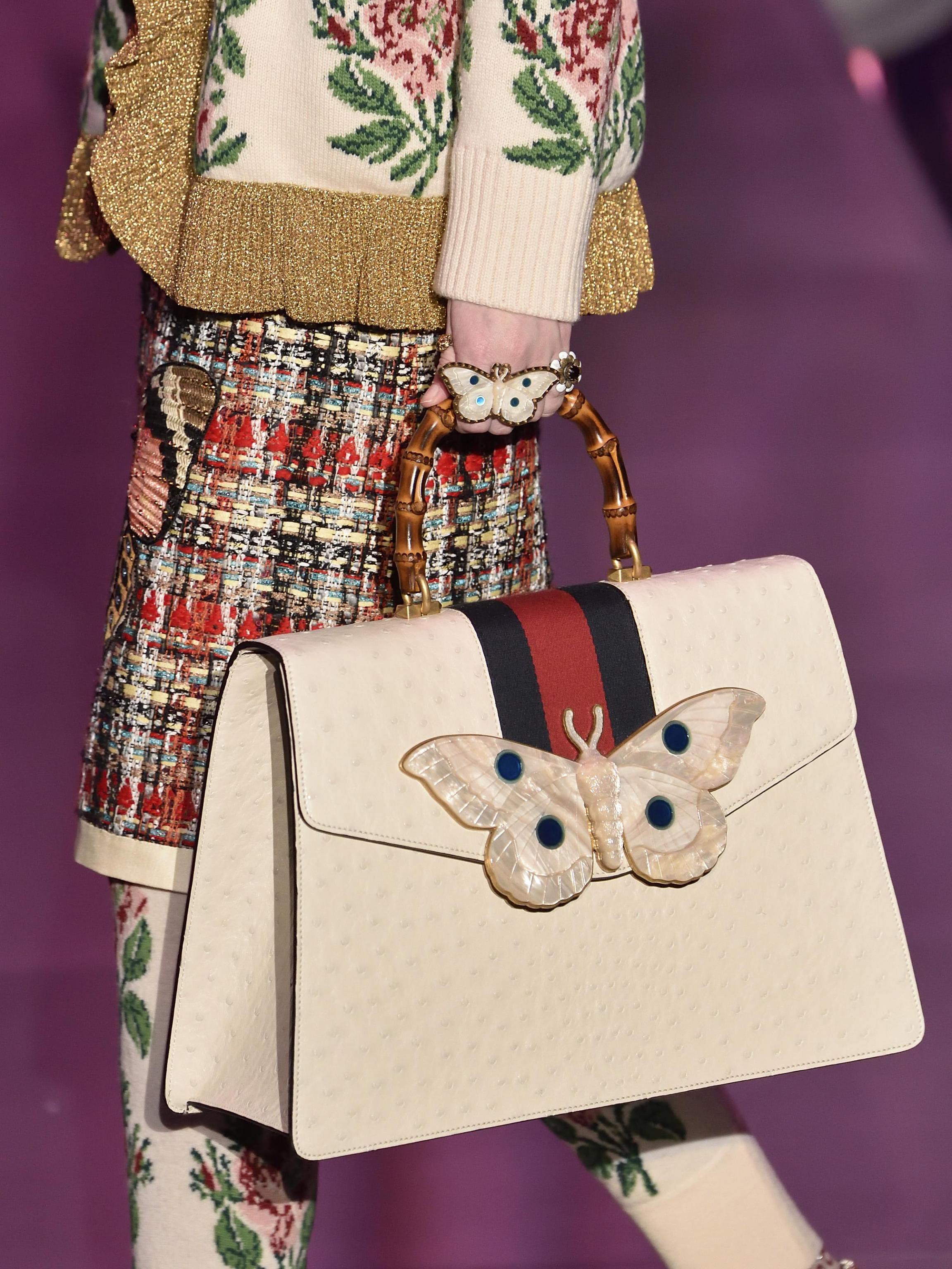 Тоалетите от Алесандро Микеле, творчески директор на Gucci от януари 2015 г., са вдъхновени от "градината на алхимик, магическо място . . . където очевидните противоречия живеят заедно".