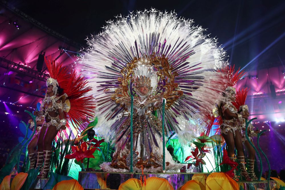 В цяла Бразилия вчера започнаха пищните карнавални веселия, изпълнили улиците с хиляди местни и туристи, съобщиха световните агенции.<br />
<br />
Първите школи по самба дефилираха по улиците на Рио де Жанейро, хиляди празнуващи танцуваха в 32-градусовата жега и висока влажност, характерна за лятото в Южното полукълбо.