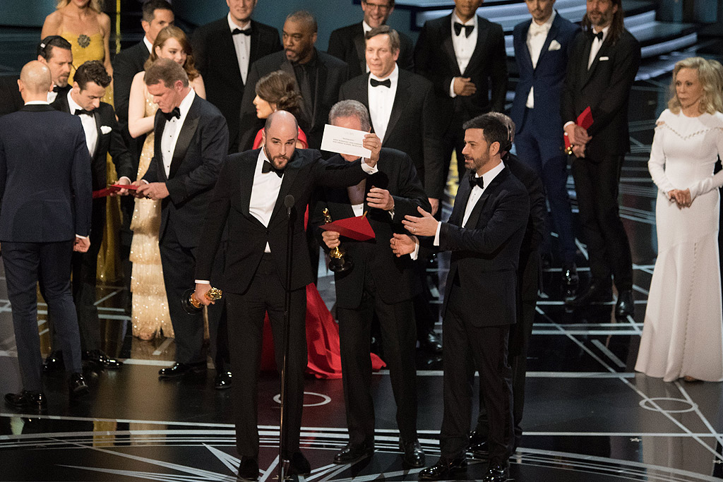 Легендата Уорън Бийти сътвори най-грандиозния гаф в историята на "Оскарите". За победител в категория – "Най-добър филм", бе обявена лентата "Ла Ла Ленд", но тъкмо когато създателите й триумфираха на сцената, се оказа, че радостта им е прибързана. Продуцентът Фред Бергер обяви: "Чакайте. Има грешка. "Лунна светлина", вие печелите".