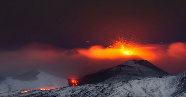 Вулканът Етна изригна днес и изхвърли облаци от пепел в