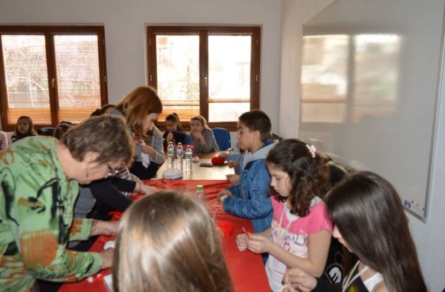 Деца изработиха еднометрови мартеници в Сандански