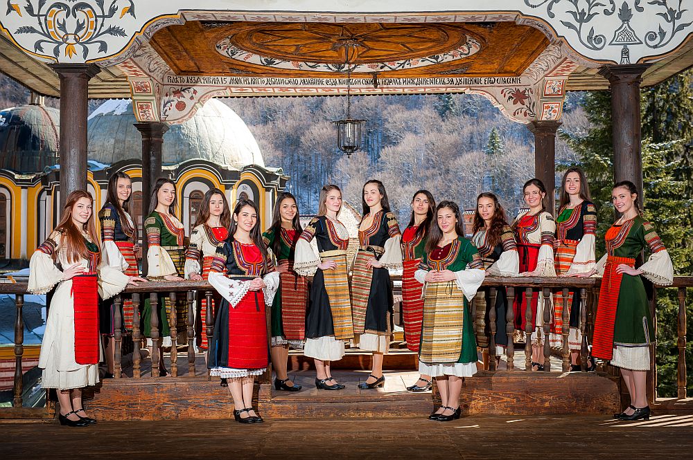 Готови са първите официални снимки на кандидатките за “Девойка Кюстендилска пролет 2017”.  Те са облечени с кюстендилски народни носии, като са снимани в Рилския манастир.<br />
Представяме ви 14-е момичета, които ще се конкурират за приза Девойка Кюстендилска пролет 2017 на сцената на площад “Велбъжд” на 18 март.<br />
 