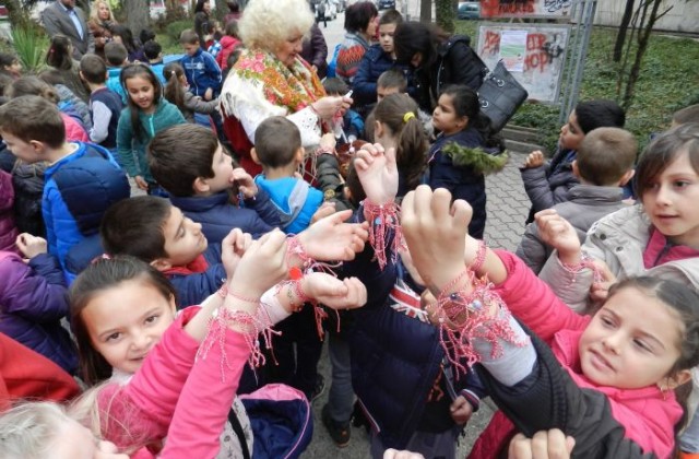 Баба Марта закичи с мартеници децата в Гоце Делчев