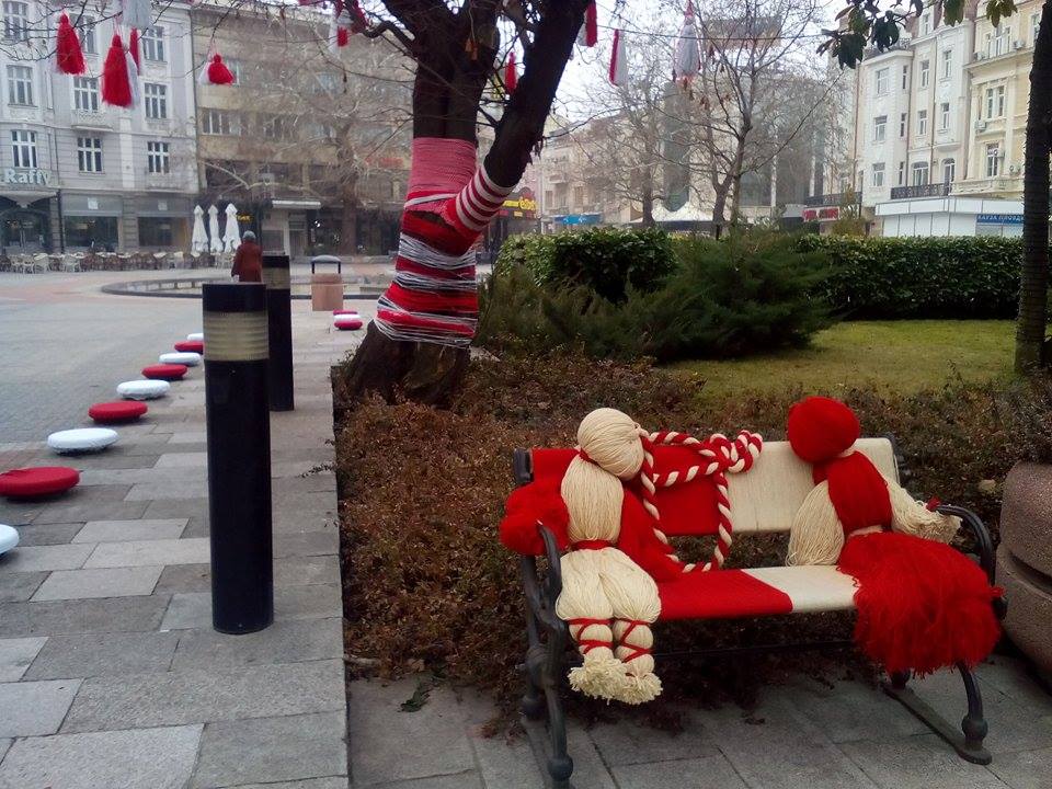 Мартеници украсиха площад Стефан Стамболов