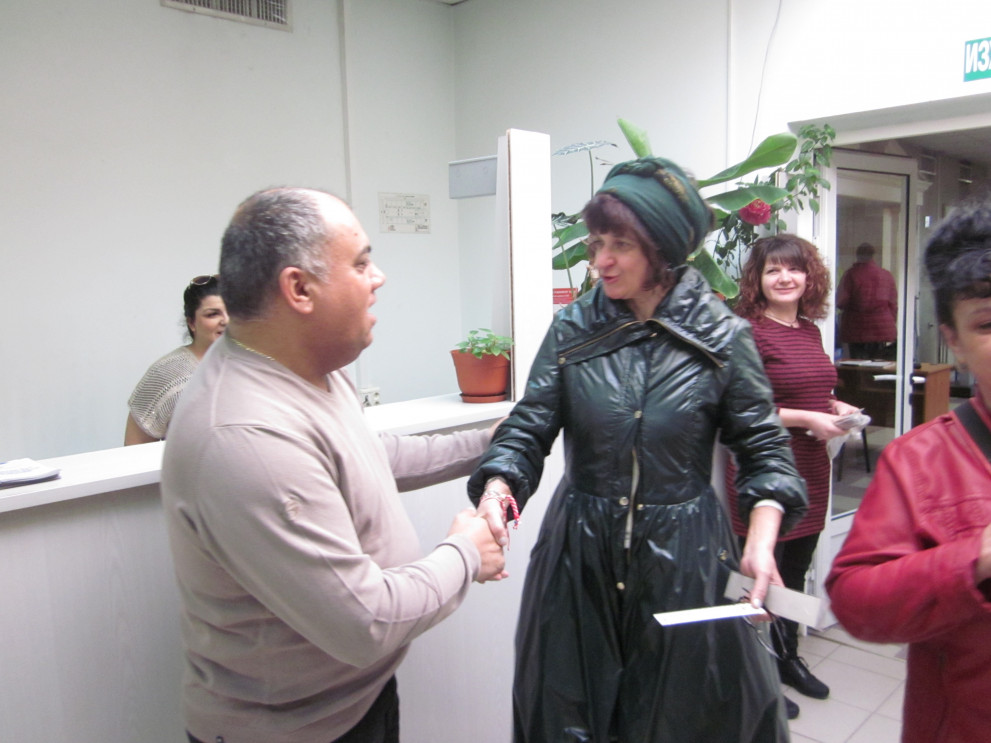 Клиентите на НАП във Враца получиха мартенички.