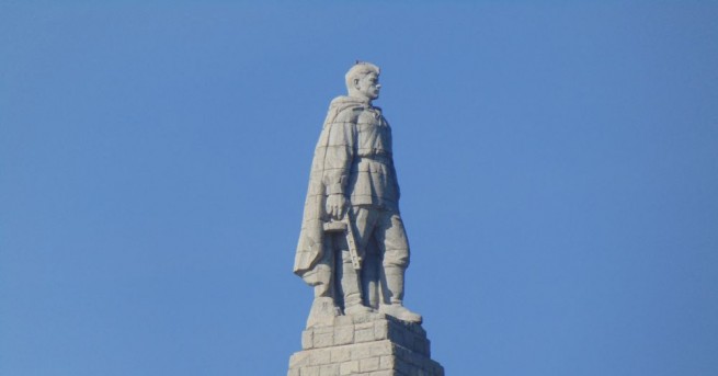 Паметникът на Альоша на Бунарджика в Пловдив осъмна залят с
