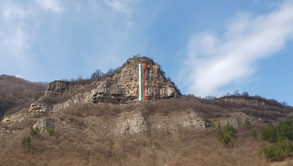 Над Бов отново се вее 70-метрово българско знаме