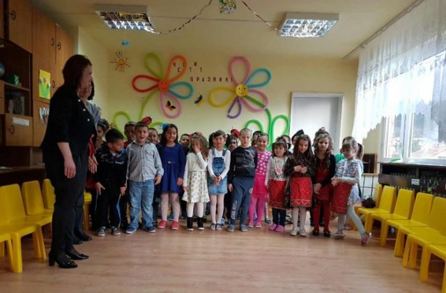 Малчуганите от детската градина в Баня зарадваха своите майки за 8 март