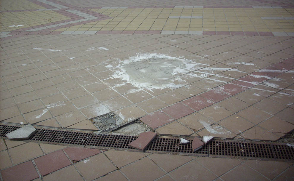 Пешеходната зона на Добрич - местата, от които са вземани пробите и пораженията по настилката