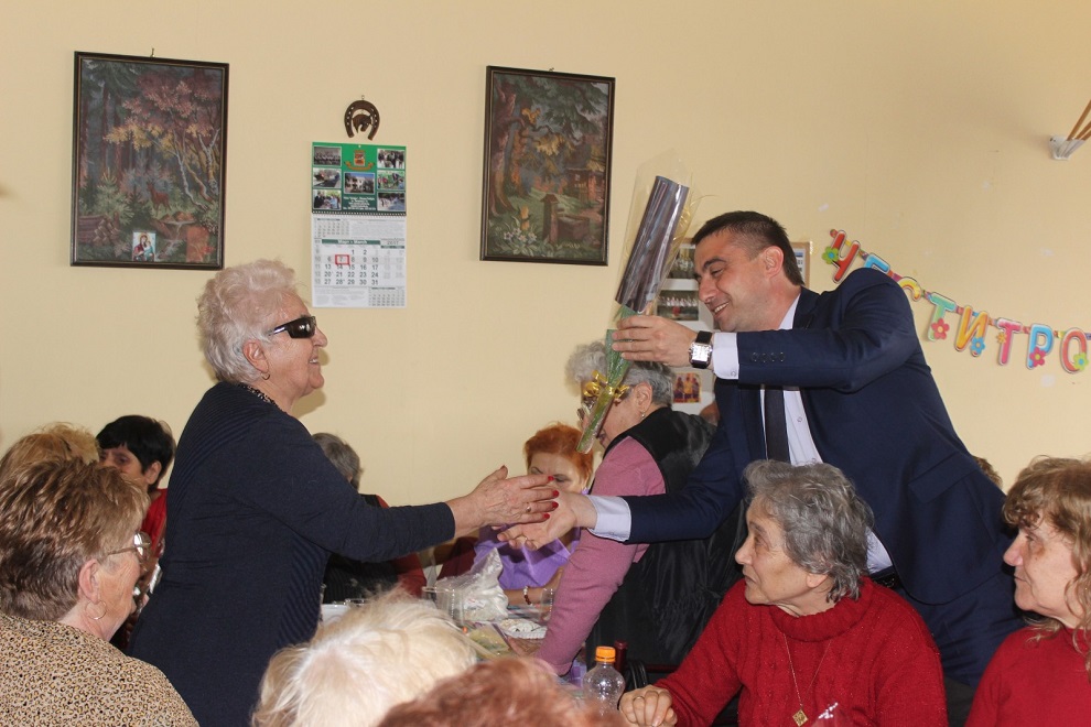 Димитър Колев поздрави дамите в пенсионерски клуб „Отдих“