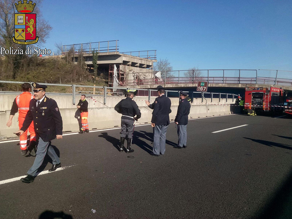 Мост се срути върху магистрала А14 в Италия, в близост до Лорето, съобщиха италиански медии. По данни на агенция ANSA има 2-ма загинали, а още двама са ранени.