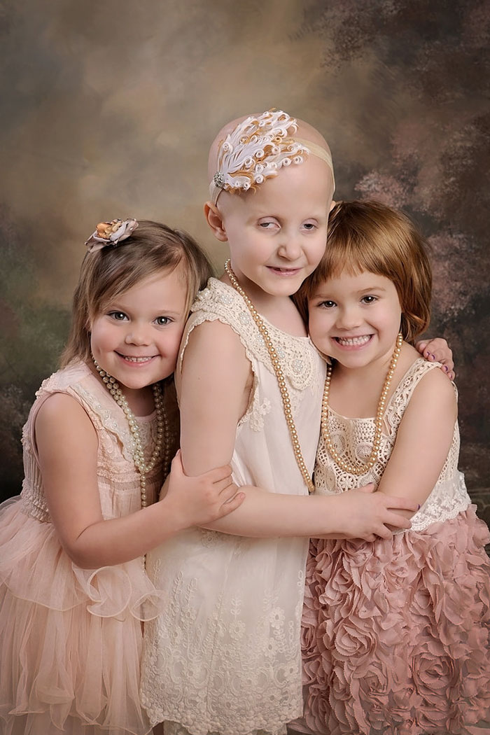 През 2014 г. фотографката Лора Скентлинг снима три малки момичета, които се борят с тежката диагноза рак. Кадърът, на който 3-годишната Райли (Rylie), 6-годишната Реян (Rheann) и 4-годишната Ейнсли (Ainsley) се прегръщат, доби популярност в онлайн медиите и беше разпространен в социалните мрежи. Три години по-късно децата застават отново пред обектива на Лора, по-силни и по-здрави отвсякога.