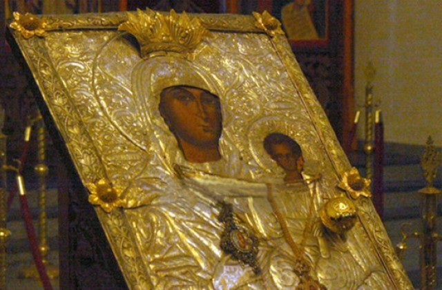 чудотворната икона на Света Богородица - Златна ябълка помага на бездетните да се сдобият с рожба