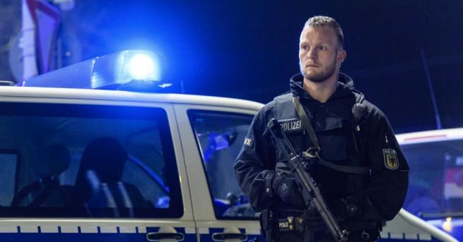 Германка озадачена от стоящото коледно дърво в съседната къща почти