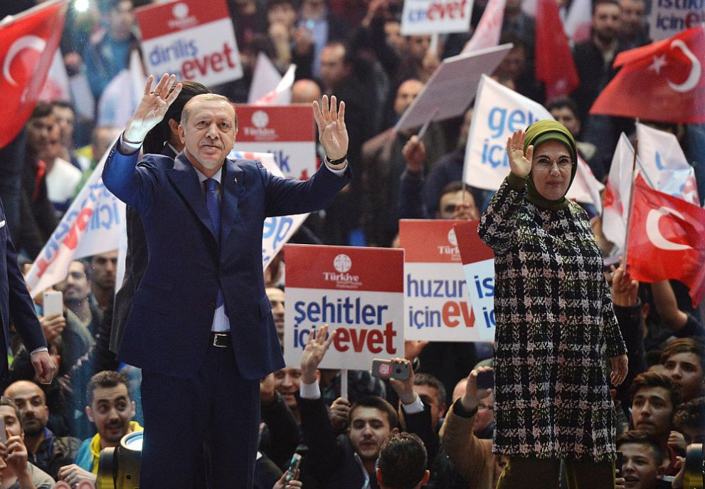 Турският президент Реджеп Ердоган и съпругата му Емина на митинг в подкрепа на конституционните промени
