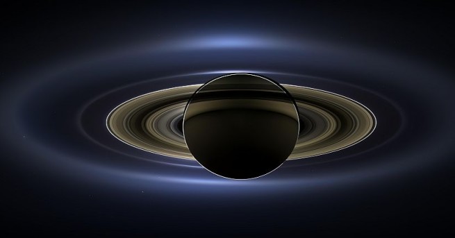 Американският космически апарат Касини откри уникално явление призрачни светлинни