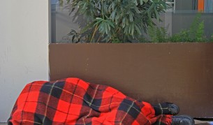 Изгориха бездомник жив при "варварска проява" в Италия