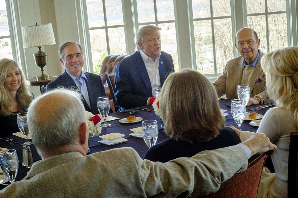 Тръмп на среща с членове на правителството и висши служители на Белия дом на притежавано от него голф игрище край Вашингтон