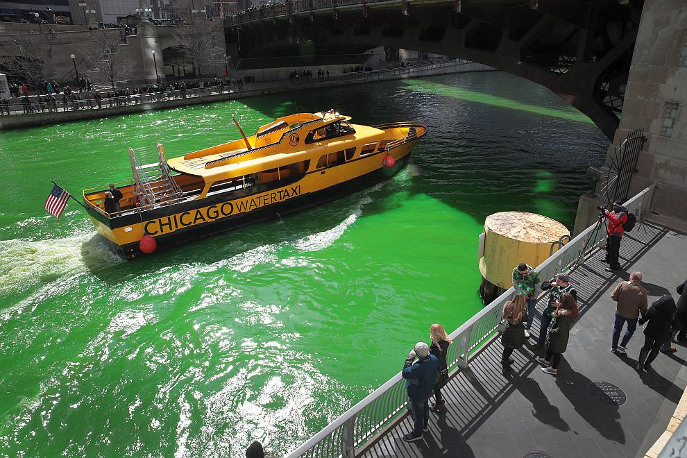 Река Чикаго е зелена в чест на Деня на Свети Патрик
