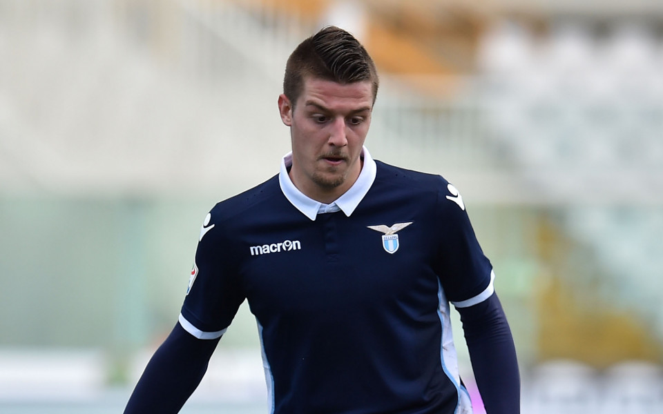 Юнайтед поглежда смело към сърбин от Лацио