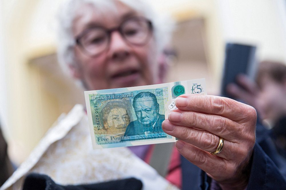 Пластмасовата банкнота от 5 паунда. От едната й страна е ликът на британската кралица Елизабет Втора, а от другата - този на Уинстън Чърчил