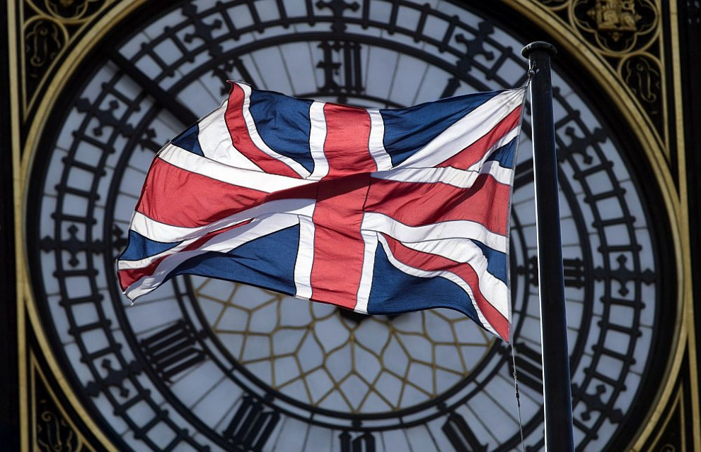 Британският флаг се развява презд сградата на парламента в Лондон