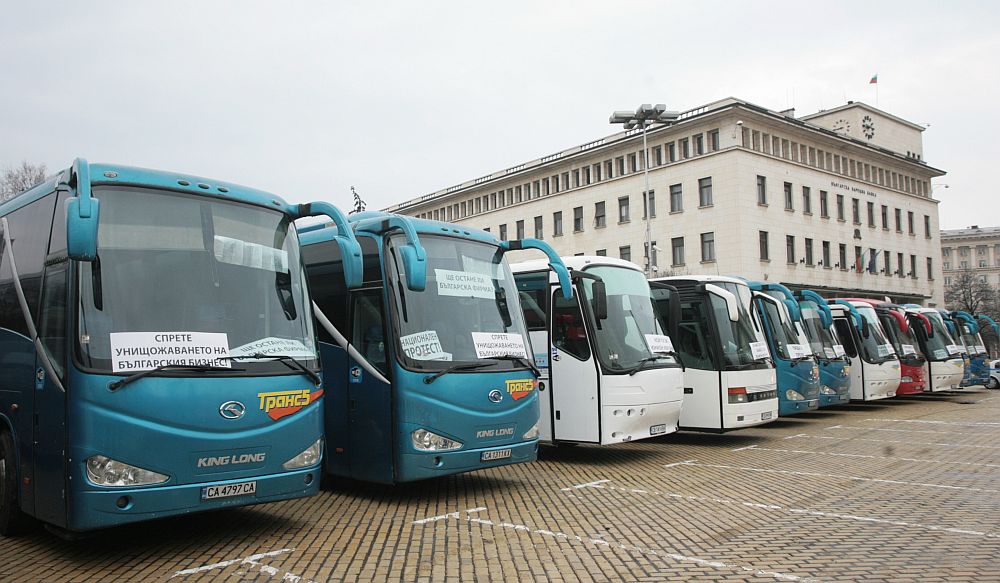 Заедно срещу монопола в автобусния бранш - под това мото превозвачи от страната паркираха тази сутрин автобусите си в центъра на София, обявявайки недоволството си породено от нарушаването на правилата за превоз на пътници от определени фирми в бранша. Протест с автобуси в София