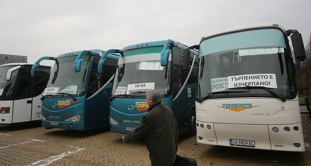 Заедно срещу монопола в автобусния бранш - под това мото превозвачи от страната паркираха тази сутрин автобусите си в центъра на София, обявявайки недоволството си породено от нарушаването на правилата за превоз на пътници от определени фирми в бранша.