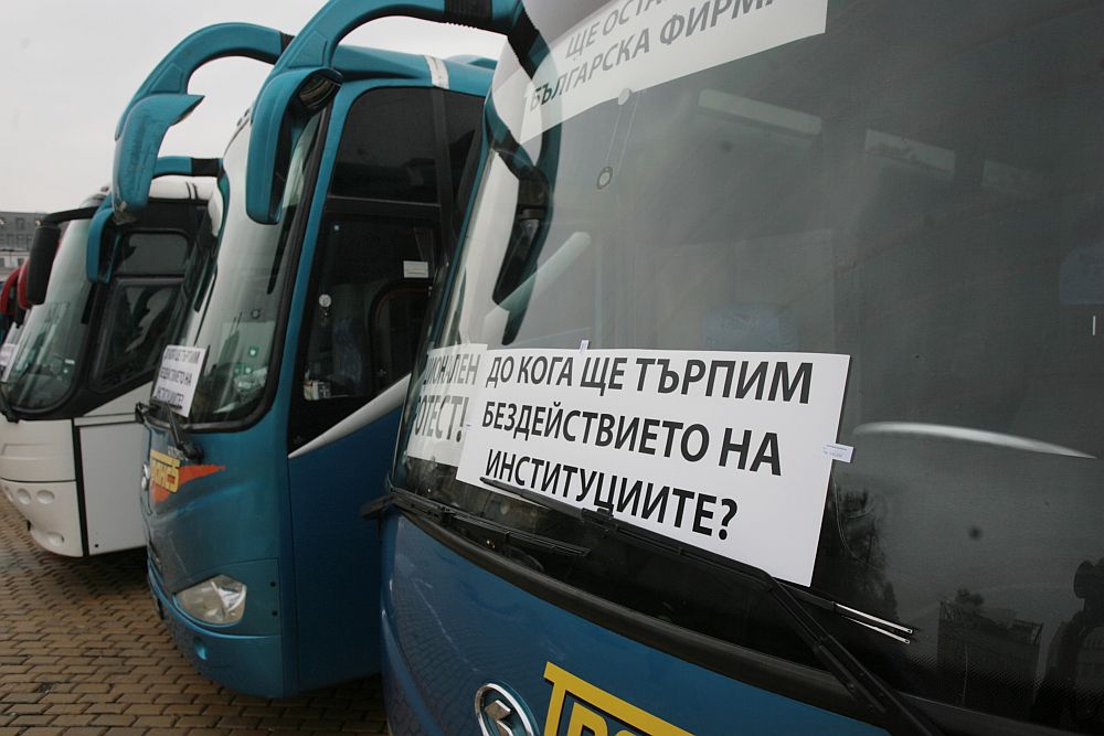 Заедно срещу монопола в автобусния бранш - под това мото превозвачи от страната паркираха тази сутрин автобусите си в центъра на София, обявявайки недоволството си породено от нарушаването на правилата за превоз на пътници от определени фирми в бранша.