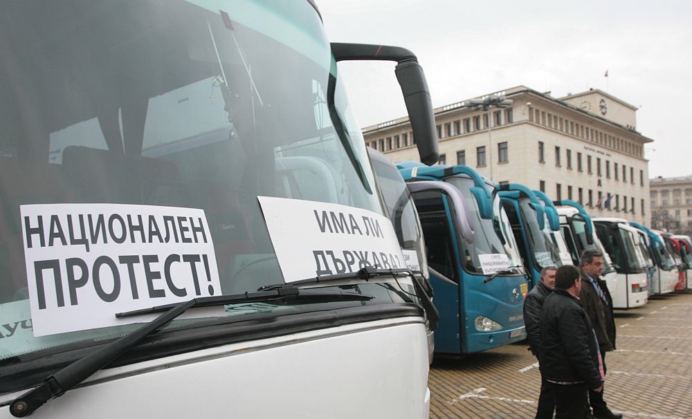 Заедно срещу монопола в автобусния бранш - под това мото превозвачи от страната паркираха тази сутрин автобусите си в центъра на София, обявявайки недоволството си породено от нарушаването на правилата за превоз на пътници от определени фирми в бранша.