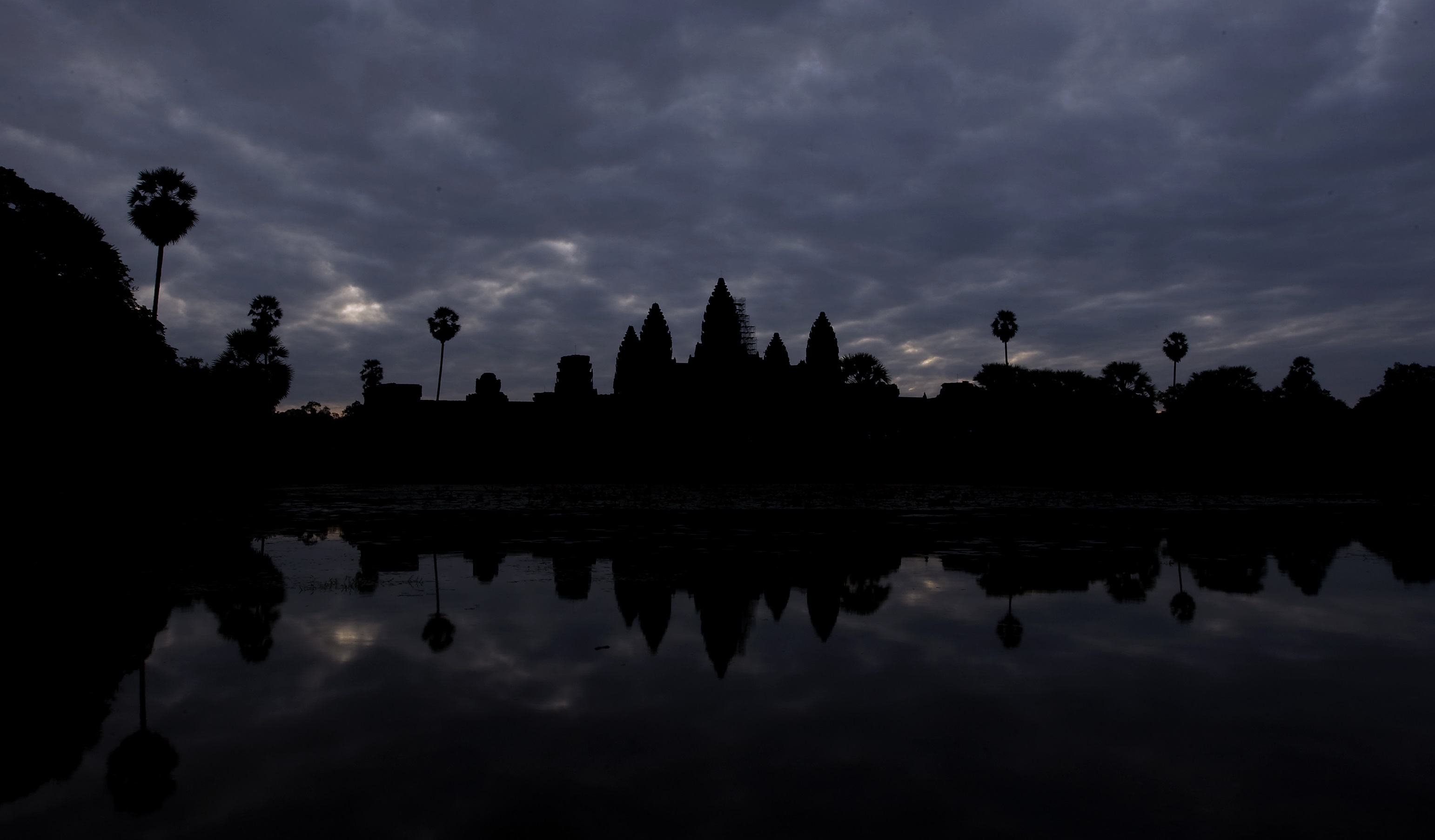 Ангкор Ват е най-големият религиозен паметник в света, построен през 12 век в Ангкор, Камбоджа. Някои го смятат за едно от най-важните археологически съкровища. Името му означава "град на храмове". Изящността му не стига да се опише, формите му са като на нито една друга сграда в света. Кулите му не се побират в човешкия гений, разказва BBC. Ангкор Ват е построен от владетеля на Кхмерската империя Суряварман II в началото на XII век в тогавашната столица Ясодхарапура (днешен Ангкор) като държавен храм и бъдещ мавзолей на монарха.