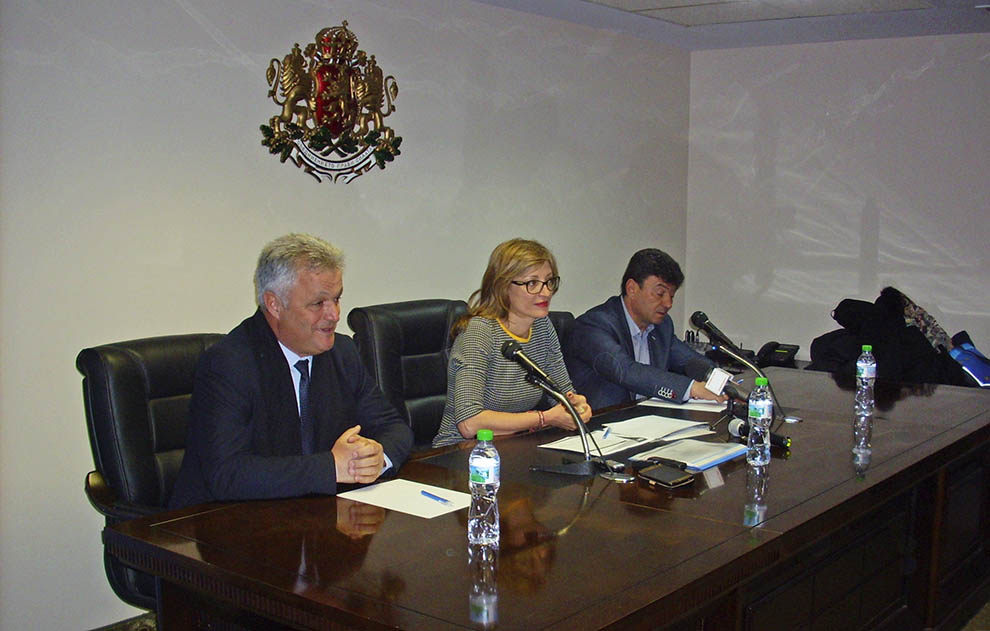 Екатерина Захариева на кръгла маса в Добрич, заедно с кандидат-депутатите от региона Пламен Манушев и Живко Мартинов
